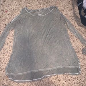 Open shoulder soft long sleeved tee